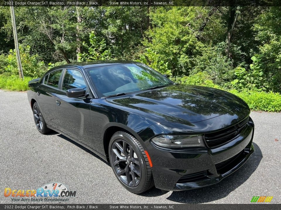 Front 3/4 View of 2022 Dodge Charger SXT Blacktop Photo #4