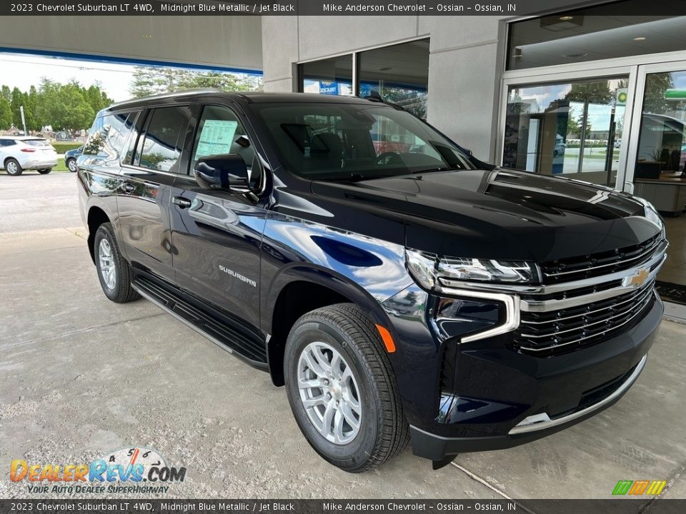 Front 3/4 View of 2023 Chevrolet Suburban LT 4WD Photo #5