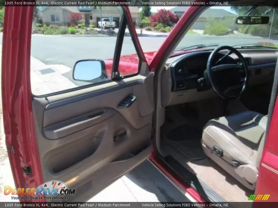 1995 Ford Bronco XL 4x4 Electric Current Red Pearl / Medium Parchment Photo #10