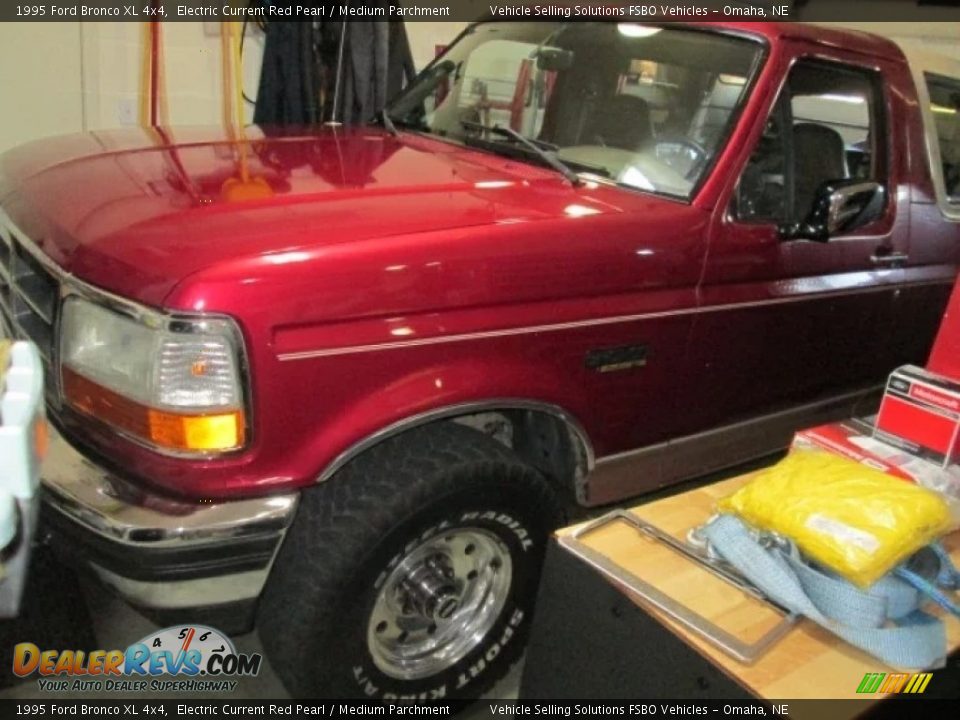 1995 Ford Bronco XL 4x4 Electric Current Red Pearl / Medium Parchment Photo #18