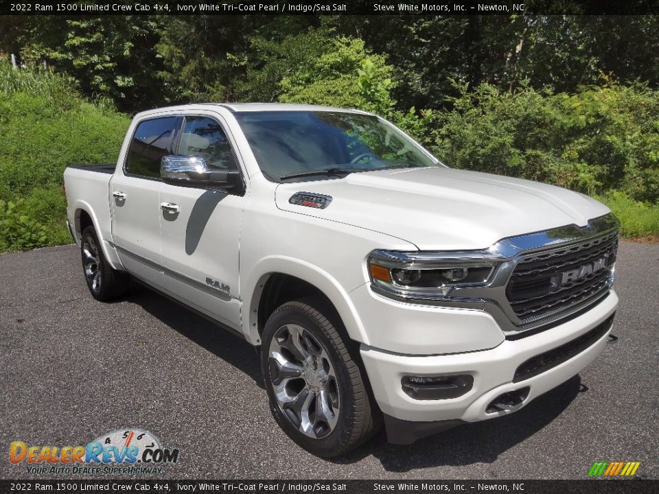 Front 3/4 View of 2022 Ram 1500 Limited Crew Cab 4x4 Photo #4