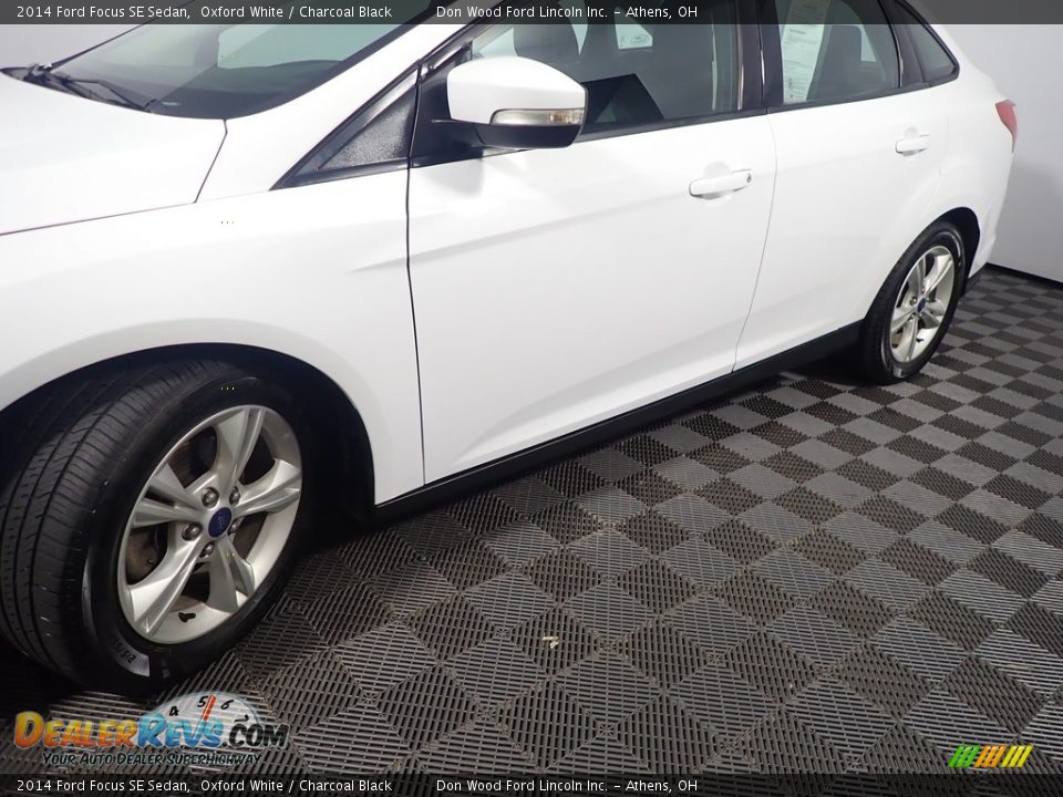 2014 Ford Focus SE Sedan Oxford White / Charcoal Black Photo #10