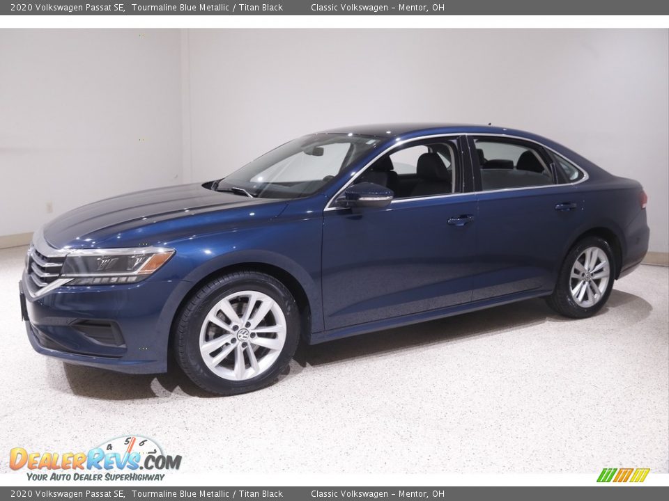 Front 3/4 View of 2020 Volkswagen Passat SE Photo #3