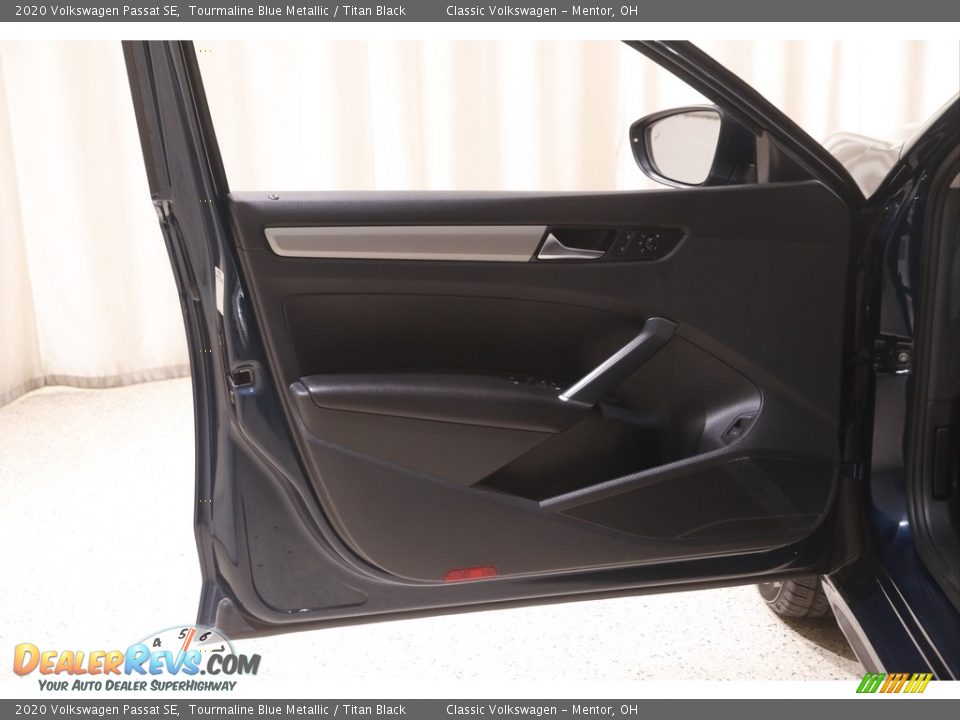 Door Panel of 2020 Volkswagen Passat SE Photo #4