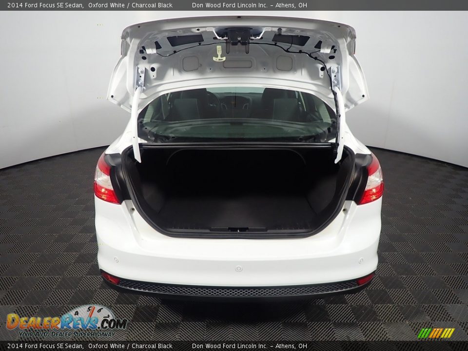 2014 Ford Focus SE Sedan Oxford White / Charcoal Black Photo #14