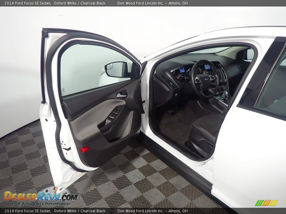 2014 Ford Focus SE Sedan Oxford White / Charcoal Black Photo #18