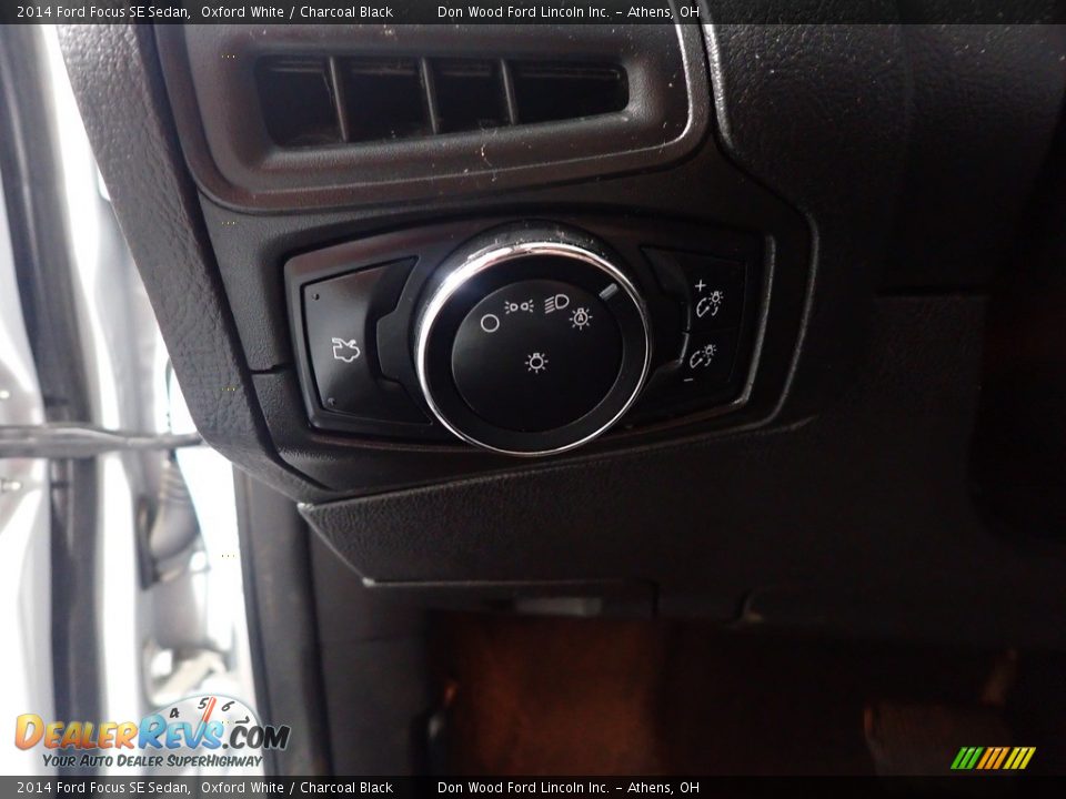 2014 Ford Focus SE Sedan Oxford White / Charcoal Black Photo #28