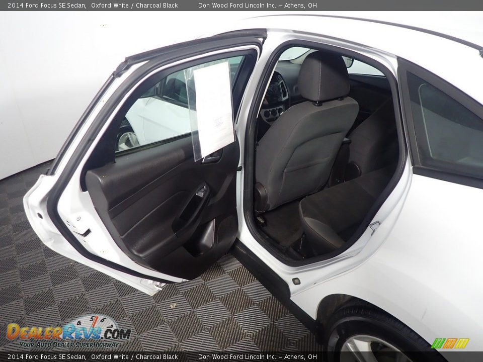 2014 Ford Focus SE Sedan Oxford White / Charcoal Black Photo #31