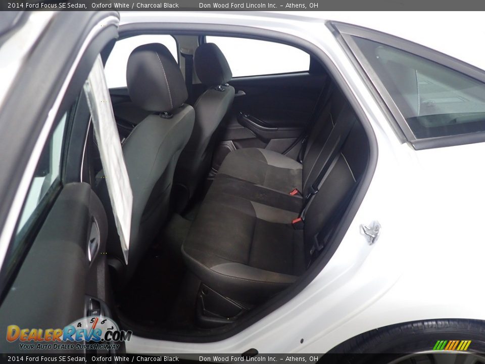 2014 Ford Focus SE Sedan Oxford White / Charcoal Black Photo #32