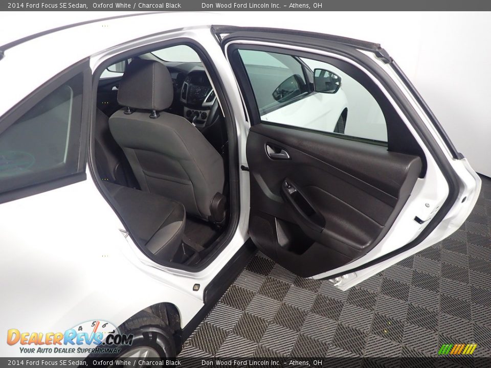 2014 Ford Focus SE Sedan Oxford White / Charcoal Black Photo #33