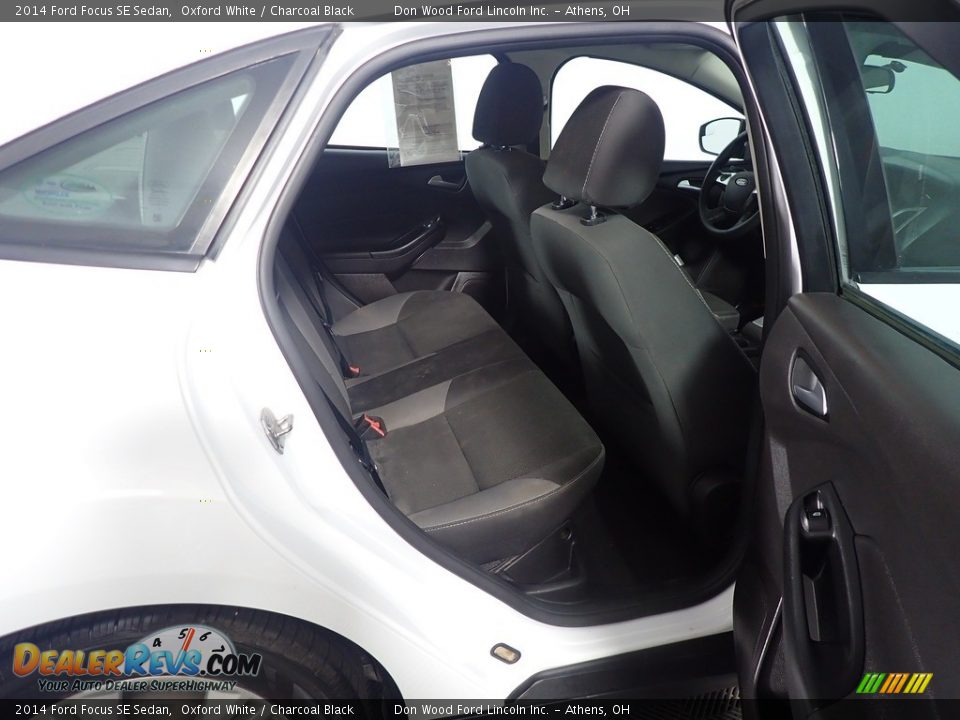 2014 Ford Focus SE Sedan Oxford White / Charcoal Black Photo #34