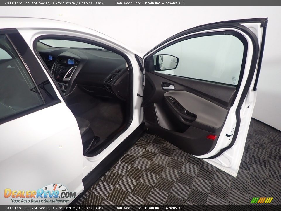 2014 Ford Focus SE Sedan Oxford White / Charcoal Black Photo #35