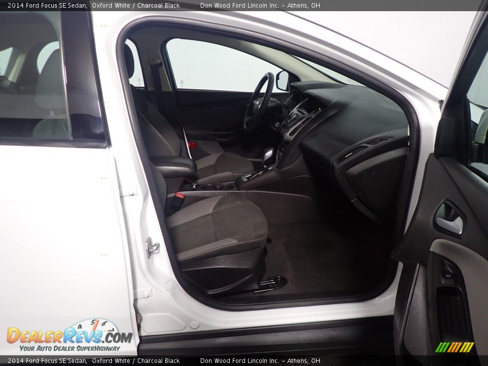 2014 Ford Focus SE Sedan Oxford White / Charcoal Black Photo #36