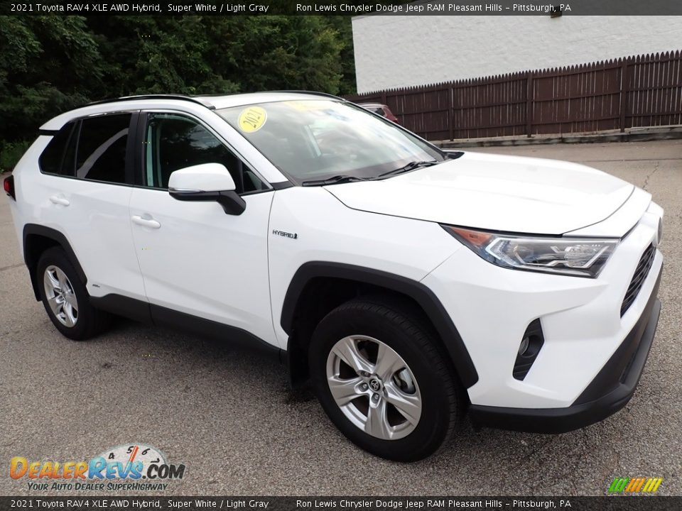 Front 3/4 View of 2021 Toyota RAV4 XLE AWD Hybrid Photo #8