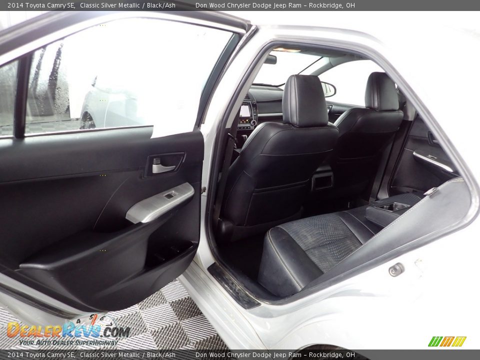 2014 Toyota Camry SE Classic Silver Metallic / Black/Ash Photo #22