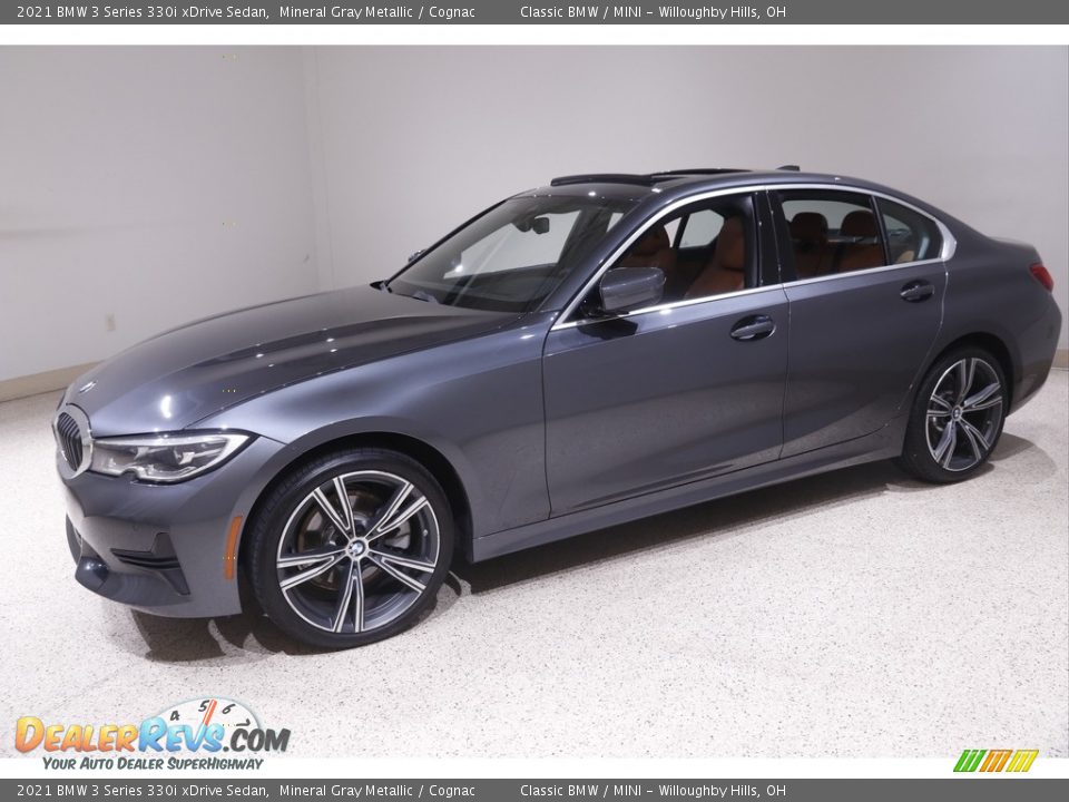 Front 3/4 View of 2021 BMW 3 Series 330i xDrive Sedan Photo #3