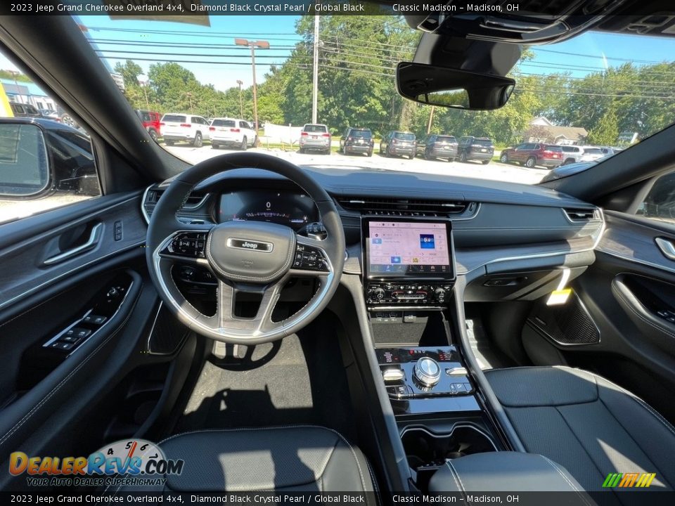2023 Jeep Grand Cherokee Overland 4x4 Diamond Black Crystal Pearl / Global Black Photo #4