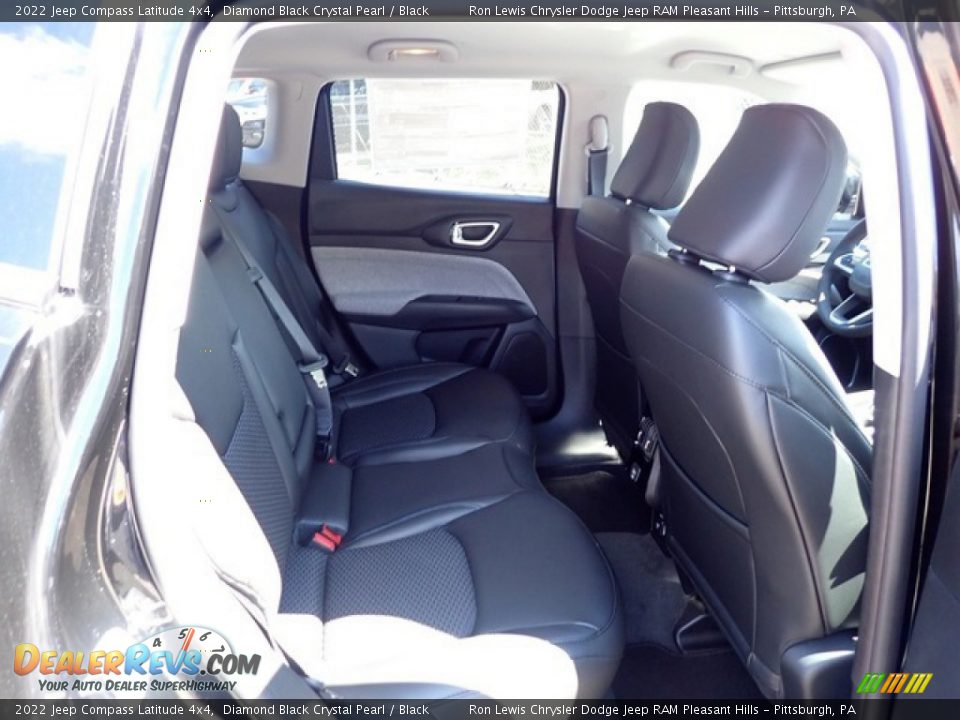 2022 Jeep Compass Latitude 4x4 Diamond Black Crystal Pearl / Black Photo #11