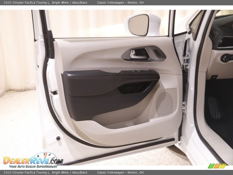 2020 Chrysler Pacifica Touring L Bright White / Alloy/Black Photo #4