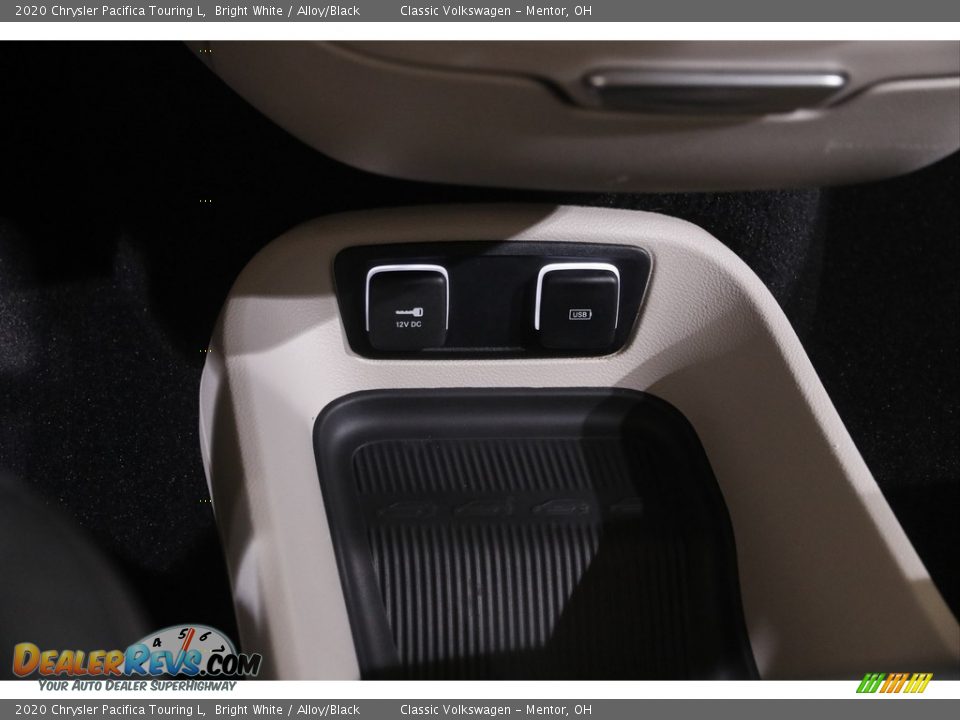 2020 Chrysler Pacifica Touring L Bright White / Alloy/Black Photo #16