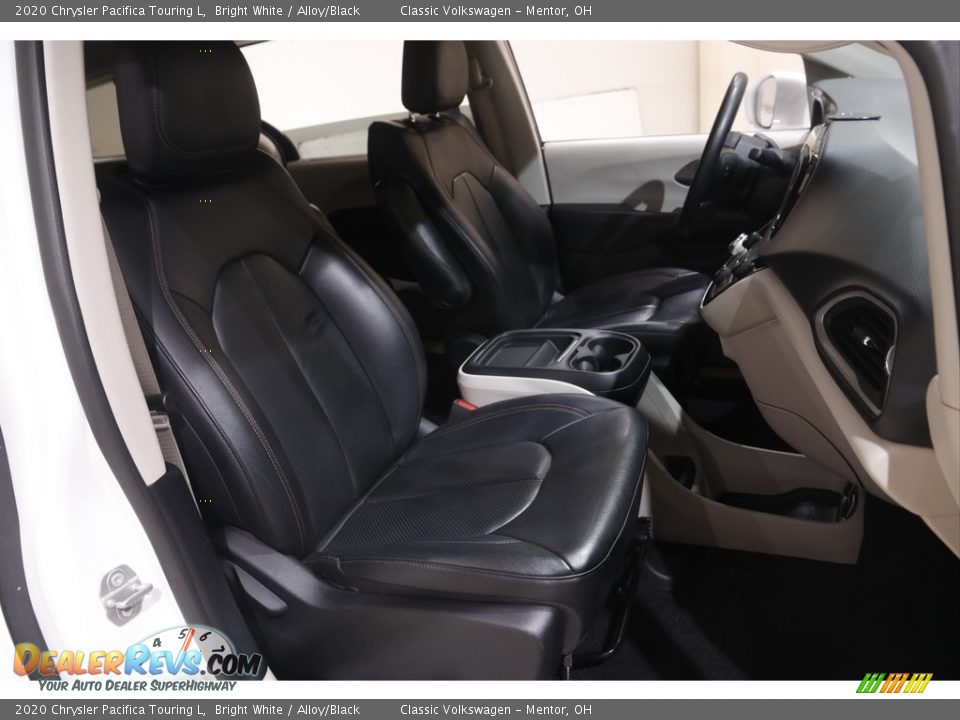 2020 Chrysler Pacifica Touring L Bright White / Alloy/Black Photo #18