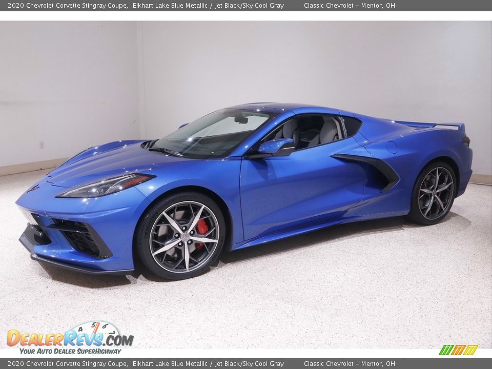 Front 3/4 View of 2020 Chevrolet Corvette Stingray Coupe Photo #3