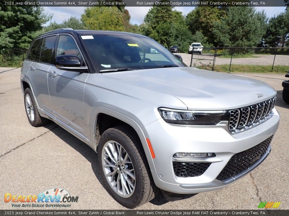 Front 3/4 View of 2023 Jeep Grand Cherokee Summit 4x4 Photo #7