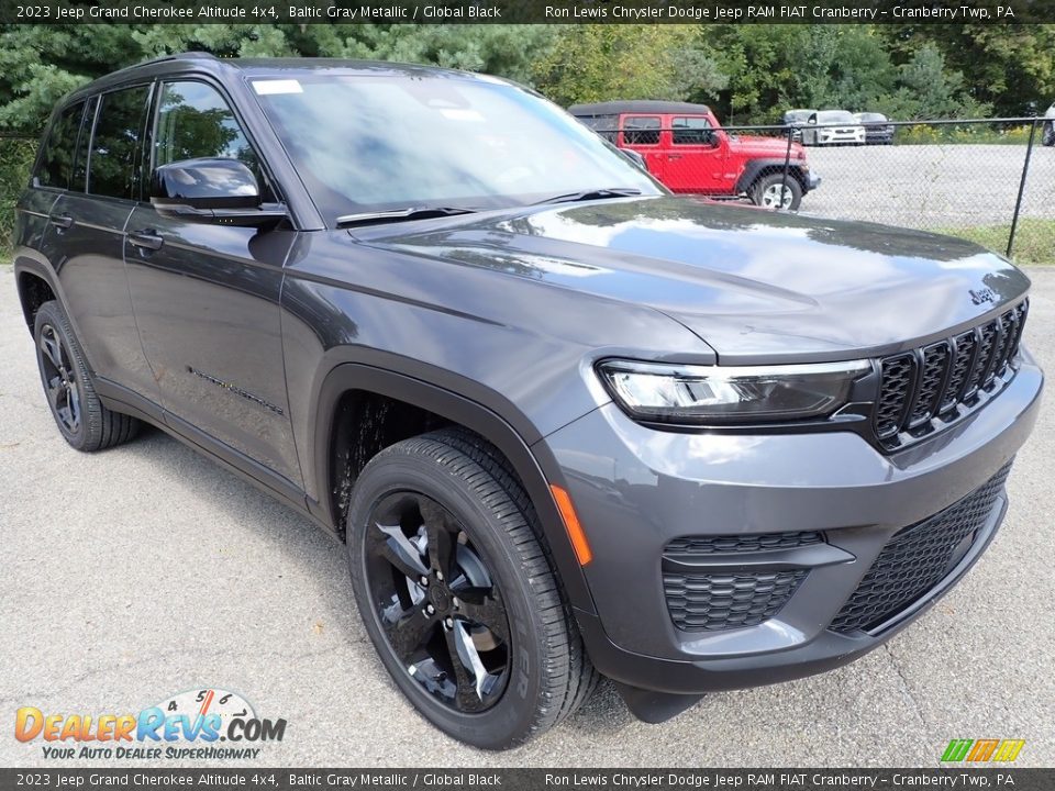 Front 3/4 View of 2023 Jeep Grand Cherokee Altitude 4x4 Photo #7