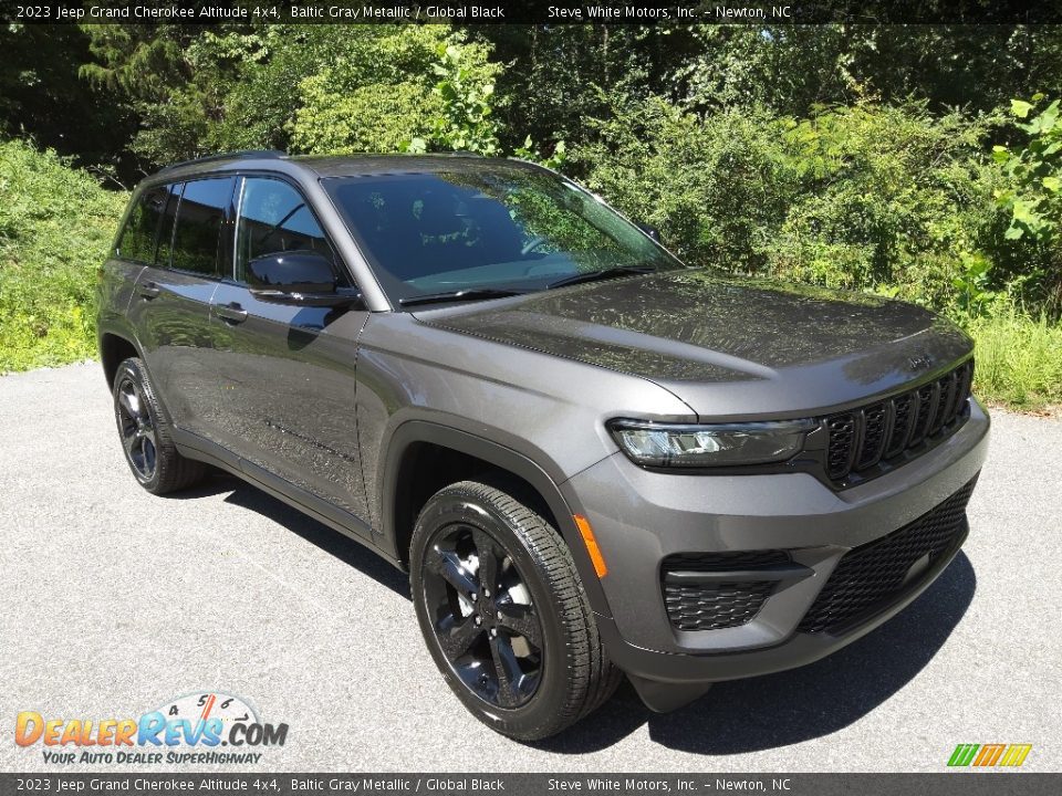 Front 3/4 View of 2023 Jeep Grand Cherokee Altitude 4x4 Photo #4