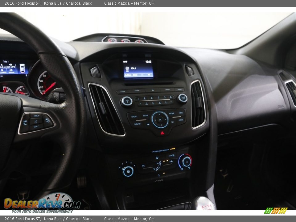 Controls of 2016 Ford Focus ST Photo #9