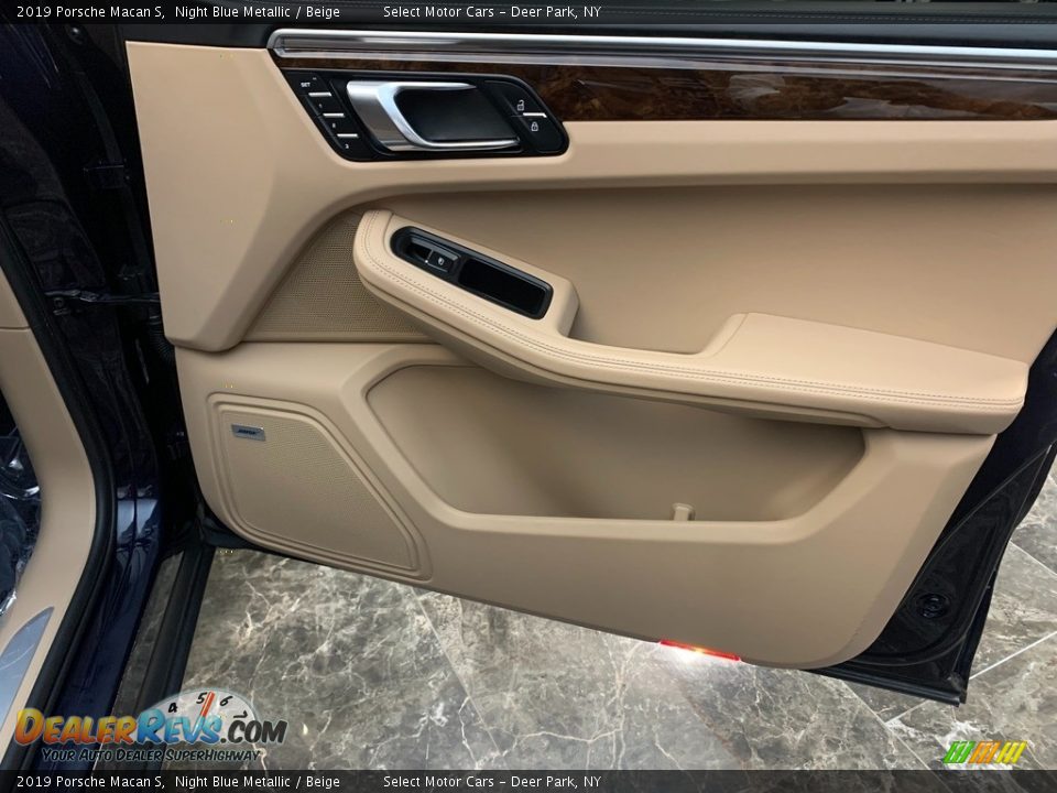 Door Panel of 2019 Porsche Macan S Photo #17