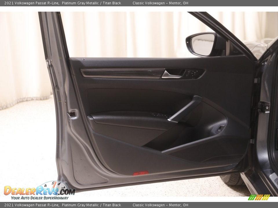 Door Panel of 2021 Volkswagen Passat R-Line Photo #4