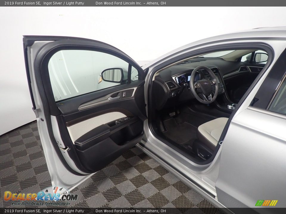 2019 Ford Fusion SE Ingot Silver / Light Putty Photo #23