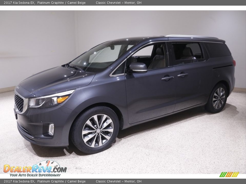 Front 3/4 View of 2017 Kia Sedona EX Photo #3