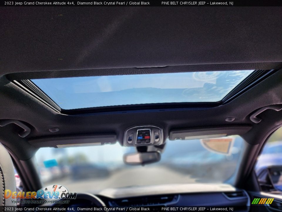 2023 Jeep Grand Cherokee Altitude 4x4 Diamond Black Crystal Pearl / Global Black Photo #10