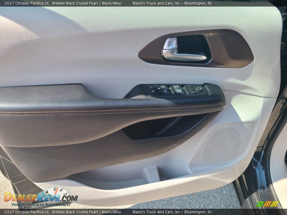 2017 Chrysler Pacifica LX Brilliant Black Crystal Pearl / Black/Alloy Photo #4