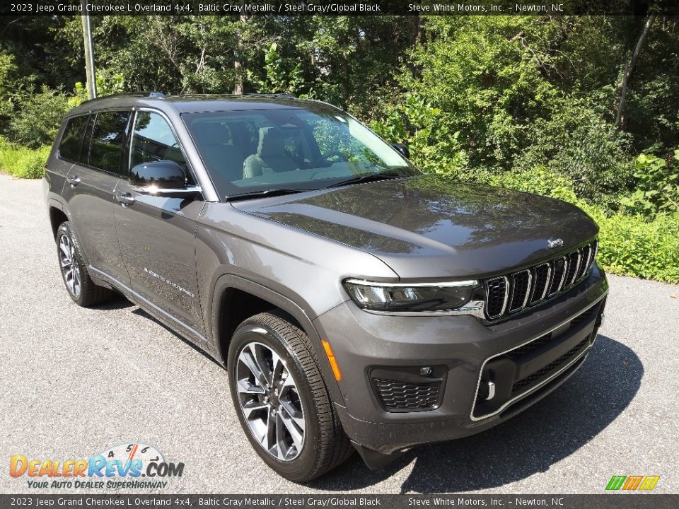 Front 3/4 View of 2023 Jeep Grand Cherokee L Overland 4x4 Photo #4