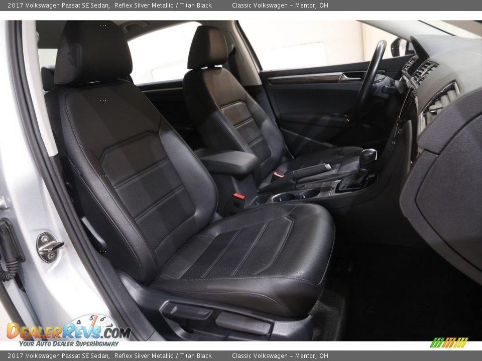 Front Seat of 2017 Volkswagen Passat SE Sedan Photo #16