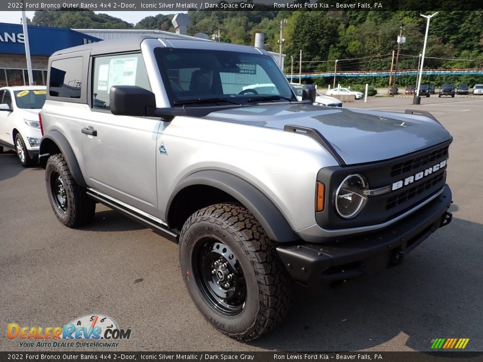 Front 3/4 View of 2022 Ford Bronco Outer Banks 4x4 2-Door Photo #2