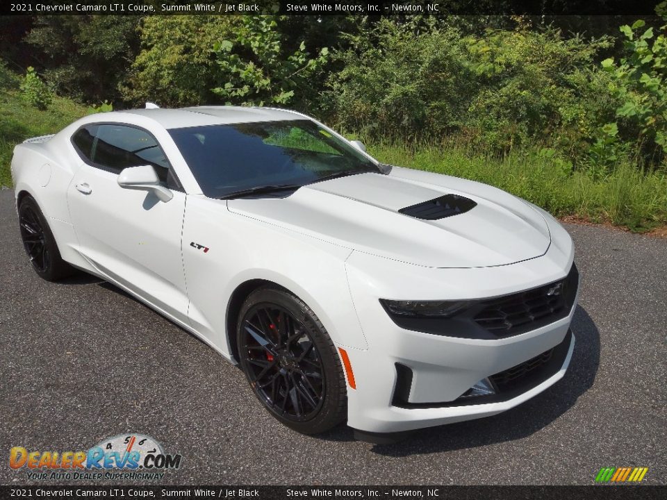 Front 3/4 View of 2021 Chevrolet Camaro LT1 Coupe Photo #4