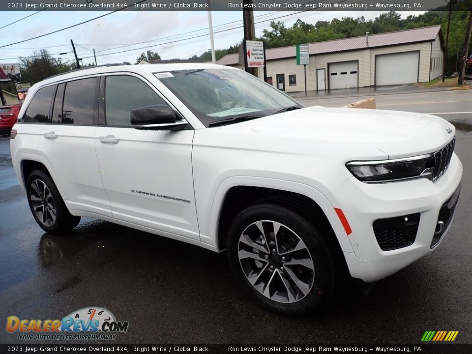 Front 3/4 View of 2023 Jeep Grand Cherokee Overland 4x4 Photo #8