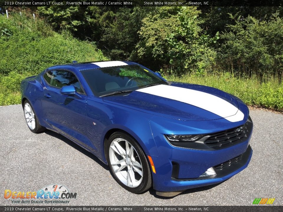Front 3/4 View of 2019 Chevrolet Camaro LT Coupe Photo #5