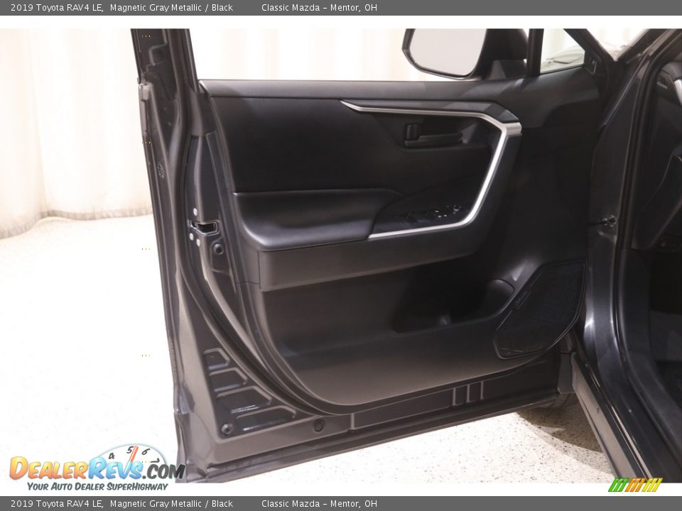 2019 Toyota RAV4 LE Magnetic Gray Metallic / Black Photo #4