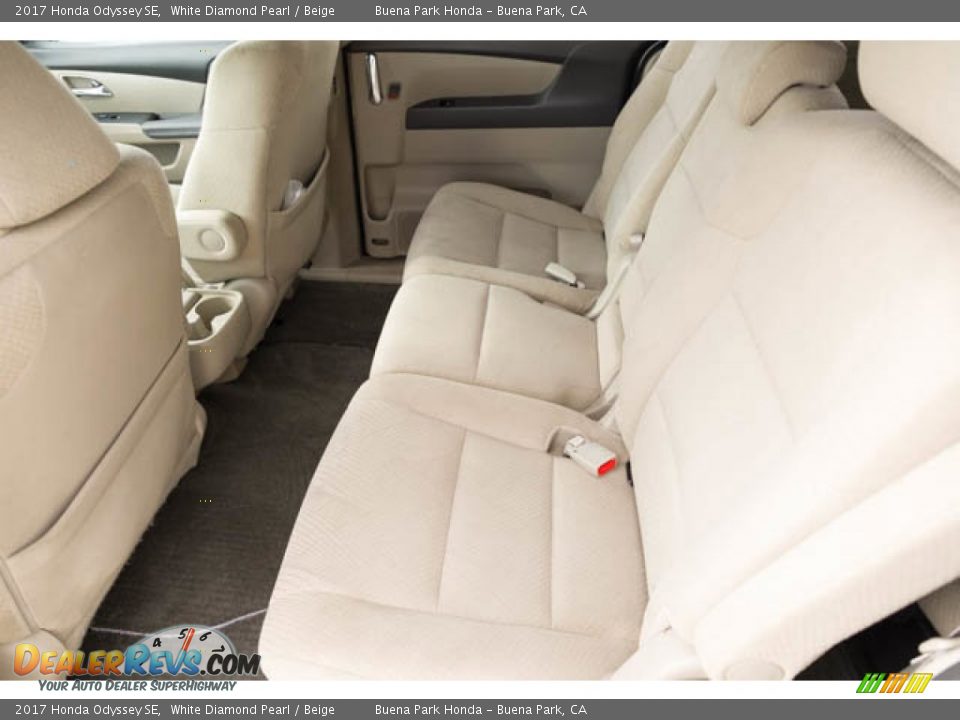 2017 Honda Odyssey SE White Diamond Pearl / Beige Photo #4