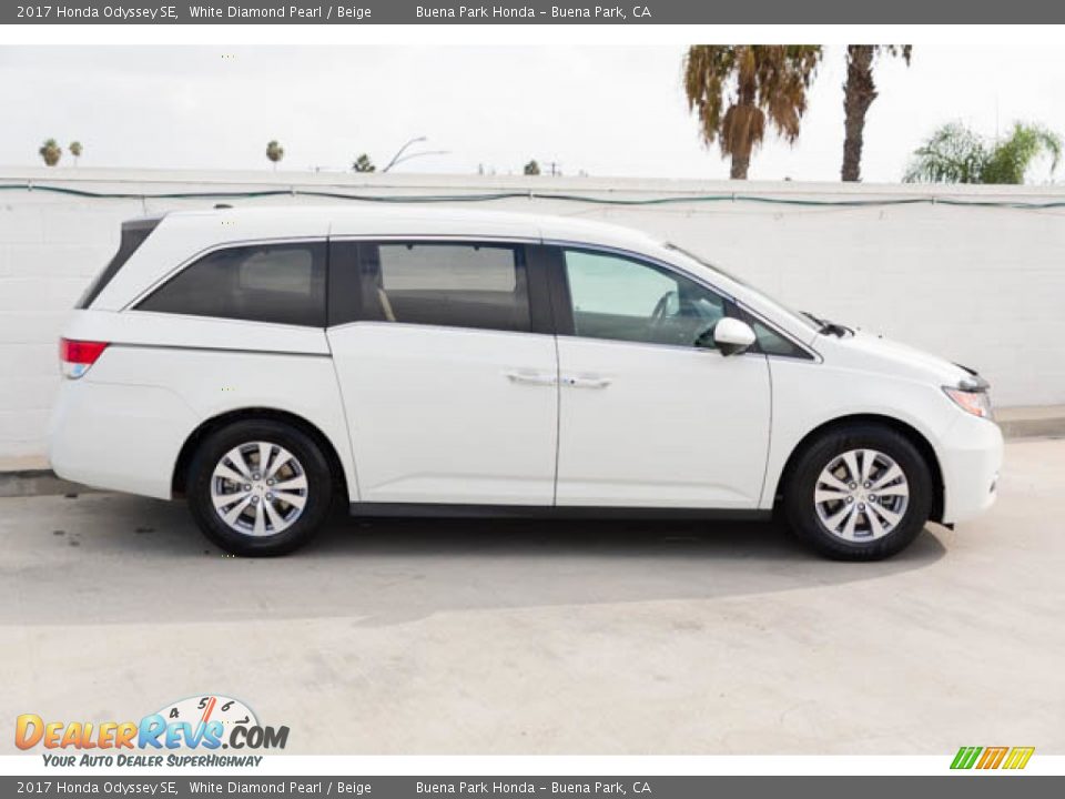 2017 Honda Odyssey SE White Diamond Pearl / Beige Photo #12