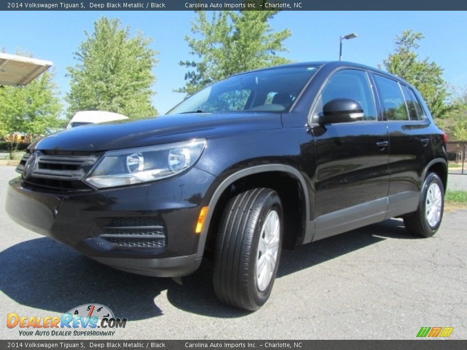 Front 3/4 View of 2014 Volkswagen Tiguan S Photo #7