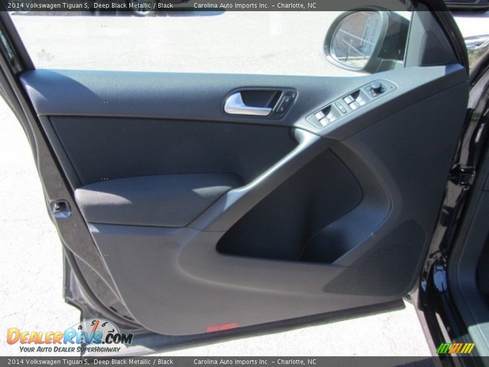Door Panel of 2014 Volkswagen Tiguan S Photo #18