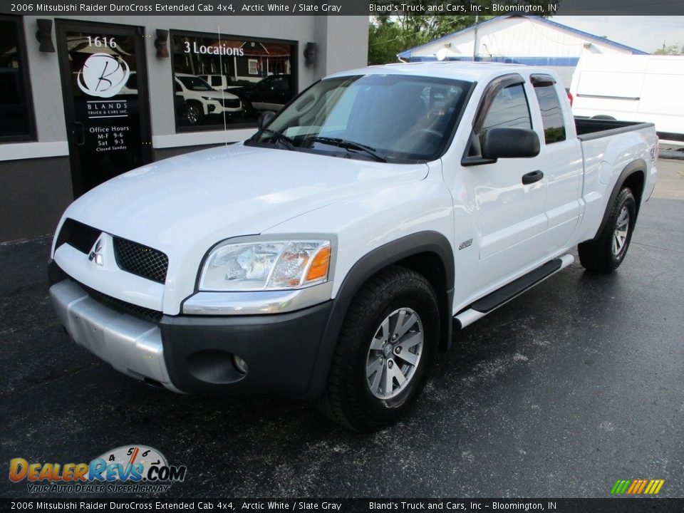 2006 Mitsubishi Raider DuroCross Extended Cab 4x4 Arctic White / Slate Gray Photo #2