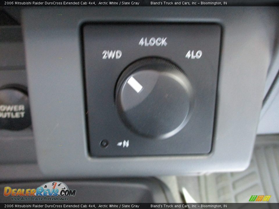 Controls of 2006 Mitsubishi Raider DuroCross Extended Cab 4x4 Photo #15