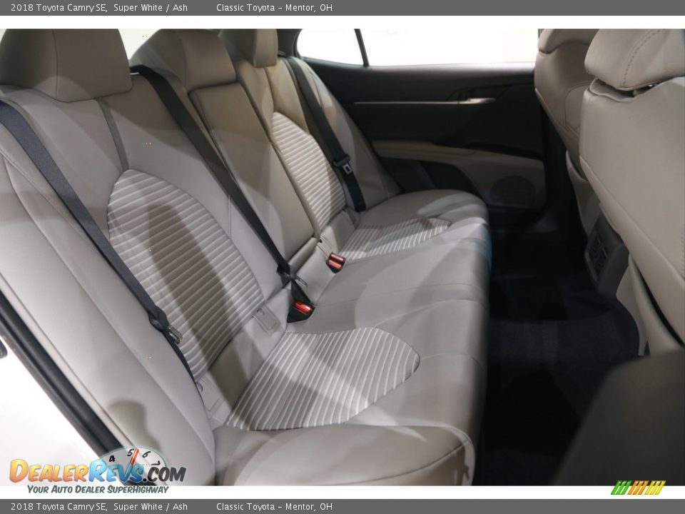 2018 Toyota Camry SE Super White / Ash Photo #14